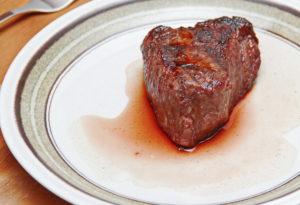 Das Steak ruht für 5 Min. am Teller